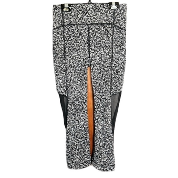 Lululemon Sole Training Crop Size 4 - Picture 4 of 6